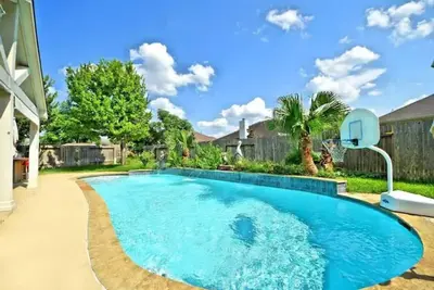 Image de Charming 4br Private Pool Oasis w/ King Bed Suite