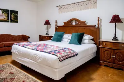 Image de King Suite on 73 Acres -10min to Round Top - in the middle of Austin & Houston!