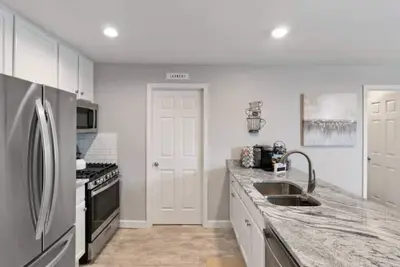 Image de Cozy urban oasis, Duplex 2nd floor unit