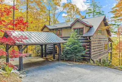 Image de Dog-friendly, upscale cabin with gourmet kitchen, entertaining deck, & hot tub