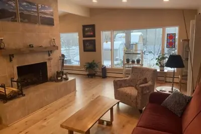 Image de Comfortable, Sunny 2br home 1 block from the Coastal Trail & Westchester Lagoon!