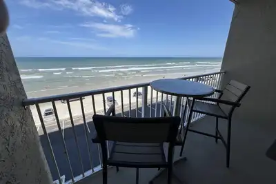Direct Oceanfront Pirate Themed, King Bed, Balcony Closed, close to everything!