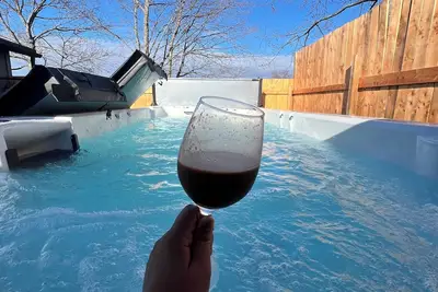 Image de Cozy, nordic guest house located in the heart of Riverview with swimspa.