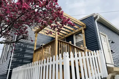 Image de Walk to Restaurants and Bars! Newly-Renovated Downtown 3 Bedroom Home.