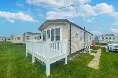 Image de Lovely caravan with decking on California Cliffs Holiday Park ref 50045c