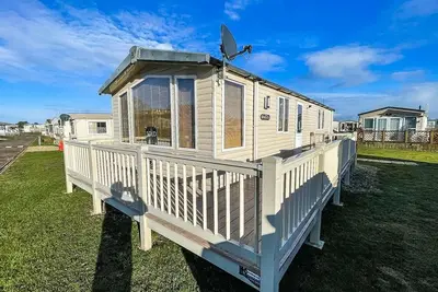Image de Lovely caravan with spacious decking at North Denes in Suffolk, ref 40134nd