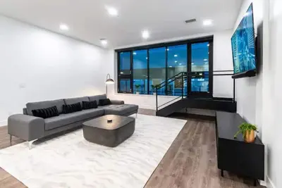 Image de Downtown! Brand New, Modern, Massive Kitchen with Island + Game Room & Theater.