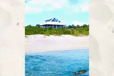 Image de Beachfront family home steps from the perfect secluded ocean beach.