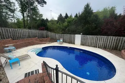 Image de 3 bedroom, 2. 5 bathroom patio home with an inground pool. <br>The sleeping arrangements at this property include three queen beds and a futon located in the second living room.