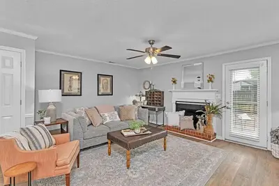 Image de 2-bedroom home with 1. 5 bathrooms and fully fenced backyard. The sleeping arrangements are 1 king bed and 1 queen bed.