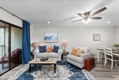 Image de Beautiful 2 bedroom 2 bathroom condo with balcony overlooking creek. The sleeping arrangements for this property are 2 queen beds.