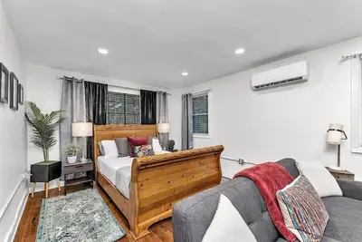 Image de 1 bed 1 bath home that sleeps max 4 guests with sleeping arrangements being a queen bed and a fold out couch that is queen sized.