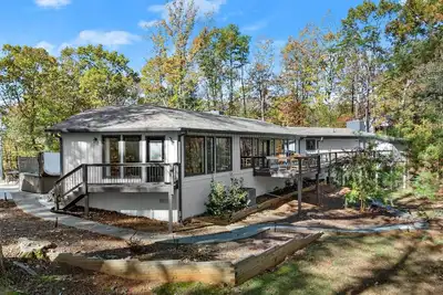 Image de New Listing! Three Chimney Lodge-Hot Tub/Game Room/Fire Pit/4 Bed!