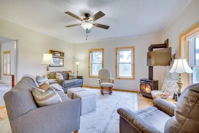 Image de Lovely Rural Hixton Farmhouse w/ Porch & Fire Pit!