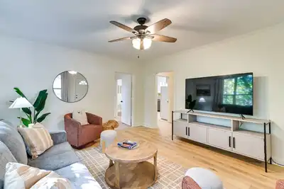 Image de Centrally Located Home ~ Steps to Oxford Square!