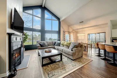 Image de King Beds with Hot Tub, Arcade & Golf Course View