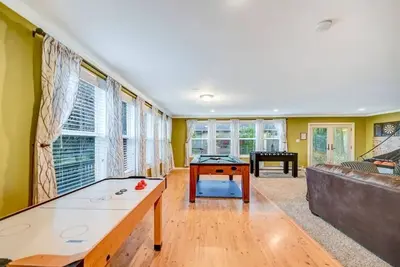 Image de Newly renovated, game room, skiing, sauna, water parks, golf.