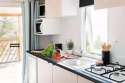 Image de Mobil-home Confort 22m² 2 chambres + terrasse semi-couverte sur pilotis 4 personnes