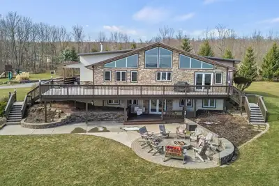 Image de Beautiful Chalet with Views/Pool/Hot tub/Pond!