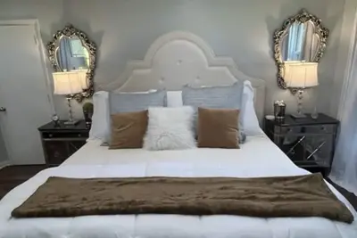 Image de Remodeled gorgeous cottage overlooking horse farm. Family and work friendly.