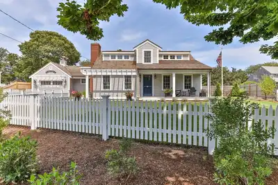 Image de New Water View! Exceptional Location! Walk to Town, Oyster Pond Beach, Bike Path