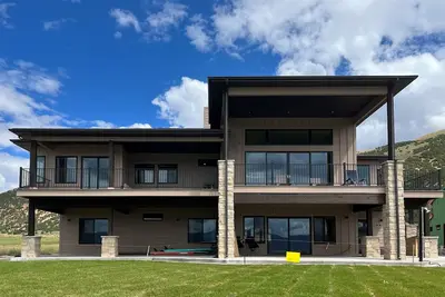 Image de Brand-new lakefront home with private beach, mountain views, fireplace & deck