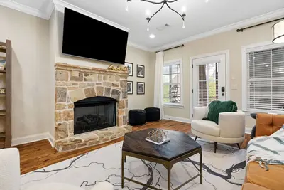 Image de Home, Home on the Plains…Upscale Comfort & Family Convenience Close to Campus