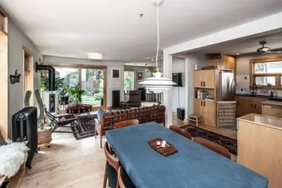 Image de Hygge Hideaway with gas fireplace, fenced yard, and eco friendly products