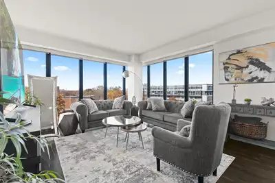 Image de \"Faith of Evanston\" 180°view, 2bdr +2Bath Urban luxury