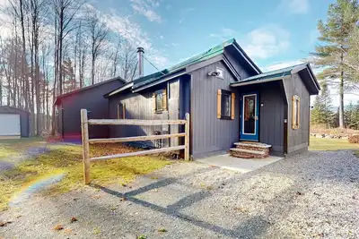 Image de Renovated historic cabin with mountain views, lake access, & electric fireplace
