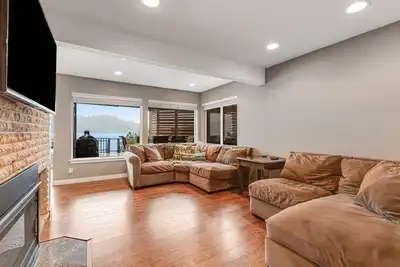 Image de Sprawling lakefront property with kayaks, large deck, game table, & fireplace