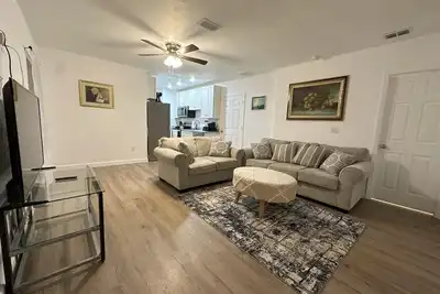 Image de 126-Home (5br): One unit of a duplex near Fsu-A