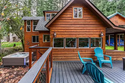 Image de Riverfront Cabin w/Hot Tub : Near Mt. Rainier Sunrise entrance