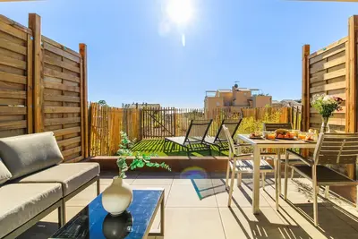 Image de T2, piscine  et  douche extérieure par SELECTsoHOME