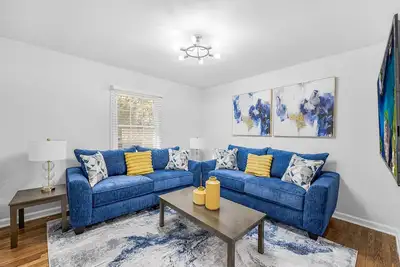 Image de Gilbert Oasis - Super Spacious, 5 mins. to Uptown Charlotte & attractions - Gym - Office - Sleeps 8!