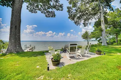 Image de Waterfront Gloucester Cottage w/ Private Boat Dock