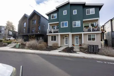 Image de Fantastic Old Mill Townhome, Pet Friendly, Fireplace, Short Walk to the Deschutes, Shopping & More