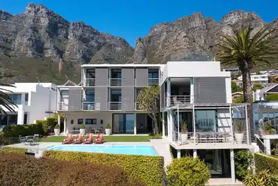 Image de Luxurious villa with magnificent views, located at the foot of Table Mountain.