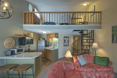 Image de Clean & Modern Beach Front Condo with Lake Views