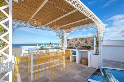 Image de Beautiful luxury flat. Spacious terrace with panoramic sea views & dipping pool.