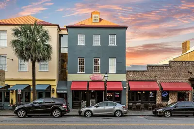 Image de Pineapple Pad | Spacious 4br Historic District!