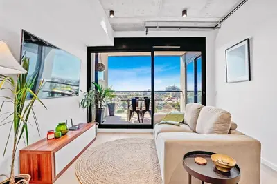 Ovation - New Footscray Apt. w/ parking & pool