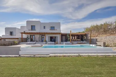 Image de 4 Bedroom Villa in Kalafatis and just 800 m. away from the sea