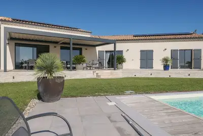 Image de Villa contemporaine avec vue et piscine chauffée - St Restitut, Drôme Provençale