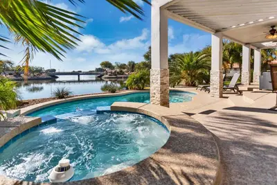 Image de Waterfront Lakehouse w/ heated pool/spa/billiards/ping-pong/kayaks!