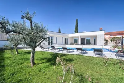 Villa Aura - villa moderne d'un étage avec piscine privée pres de Pula