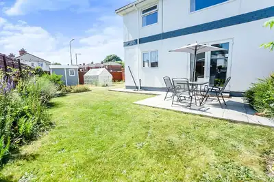 Image de A beautiful 3 bed semi detached house. Private driveway up to three vehicles.