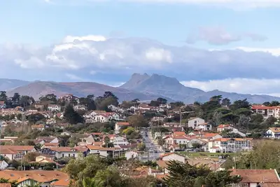 Image de Larrun - Vue sur la montagne, proche de la plage
