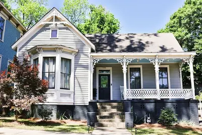Image de 1840's 2br/2ba Historic Luxury
