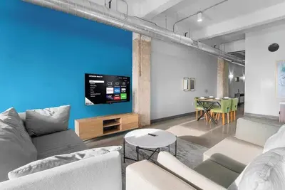 Downtown Apt: Pool, Free Breakfast & Valet